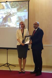 Ambasador Skalník sa direktoricom osnovne škole Radmilom Dakić iz Doboja 