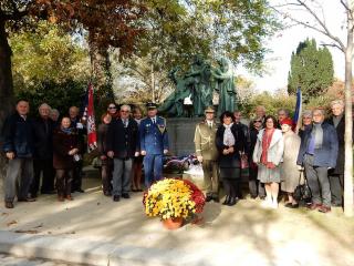 Participants de la commémoration devant le Monument aux soldats tchécoslovaques.