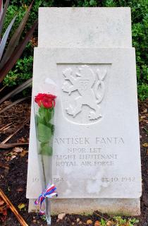 Hrob F. Fanty na hřbitově St. Paul Churchyard ve Scroptonu