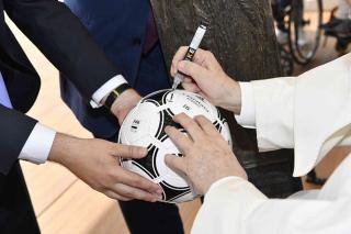 firma del pallone dal Papa Francesco 