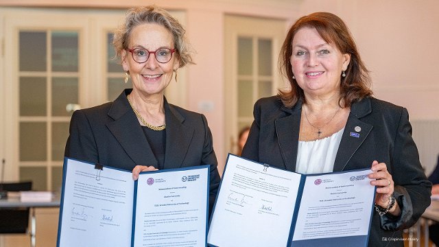 Prof.in Ursula Staudinger, rektorka TU Dresden (vlevo) a Prof.in Milena Králíčková, rektorka UK (vpravo)