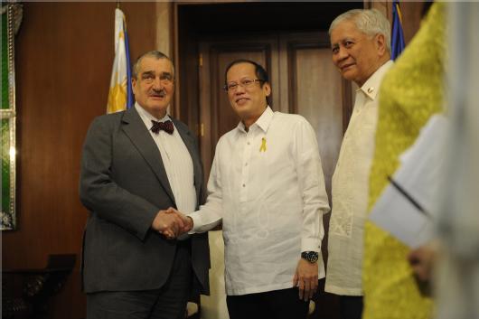 Ministr Karel Schwarzenberg, prezident Filipín Benigno Aquino III a ministr zahraničí Filipín Albert del Rosario