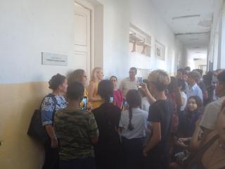 Cónsul Eliška Kubánková en la escuela San Alejandro