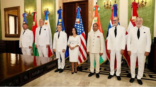 Designovaní velvyslanci před předáním pověřovacích listin