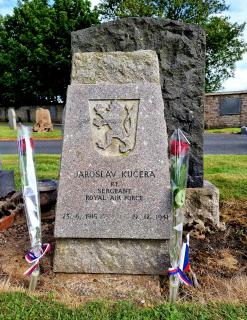 Hrob na hřbitově Ayr Cemetery v Ayr navštíven 14. června 2021