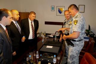 Komandant Specijalne policijske jedinice Petrić sa svojim zamjenikom pregleda poklonjeni Scorpion EVO 3A1