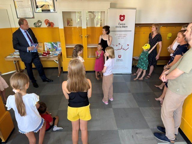 Botschafter Podivínský besuchte die Tschechische Schule Bärn zur Eröffnung des neuen Schuljahres