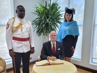 Předání pověřovacích listin velvyslance České republiky Petra Kavána na Bahamách