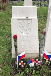 Hrob na hřbitově Pinner New Cemetery v Harrow navštíven 3. listopadu 2020