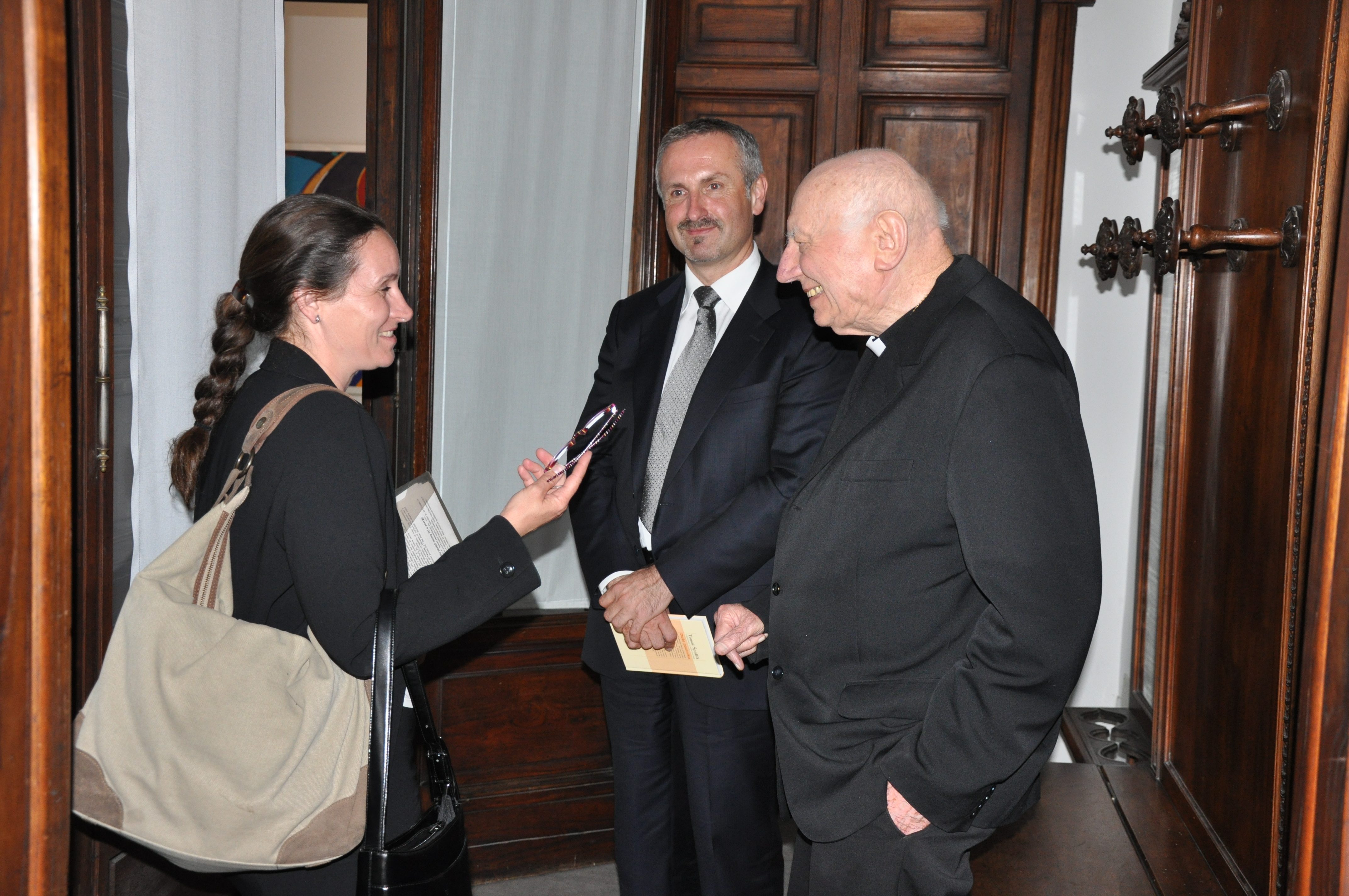 kardinál Špidlík s velvyslancem P. Vošalíkem a s vrchní ředitelkou sekce ministra E. Hrdou