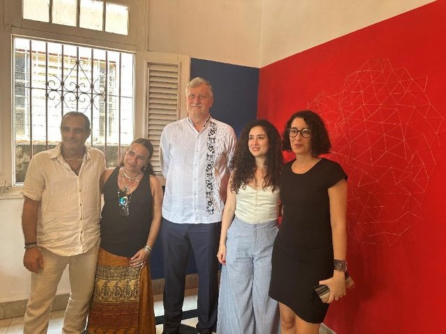 El embajador Kubánek con los artistas