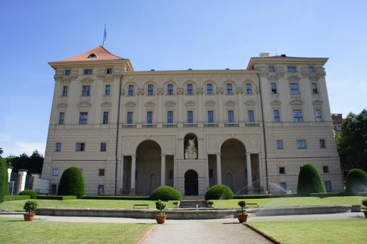 Černínský palác ze zahrady