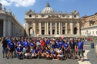 Partecipanti al ciclopellegrinaggio davanti la Basilica di San Pietro 