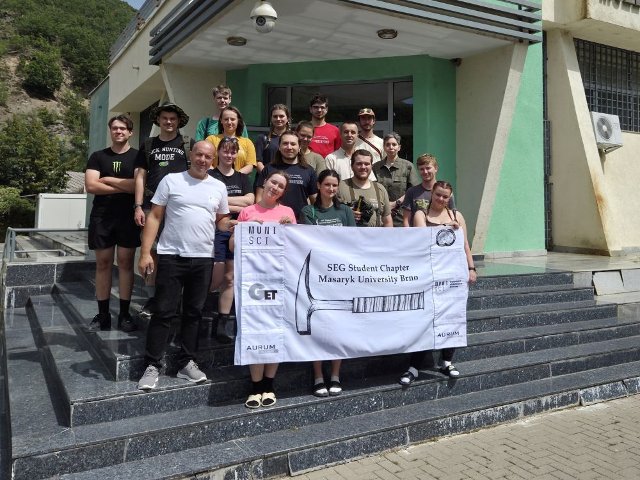 Studenti SEG MUNI před muzeem krystalů v Trepči