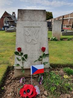 Hrob na hřbitově St. Hillary of Poicitiers Churchyard v Killay navštíven 31. března 2021