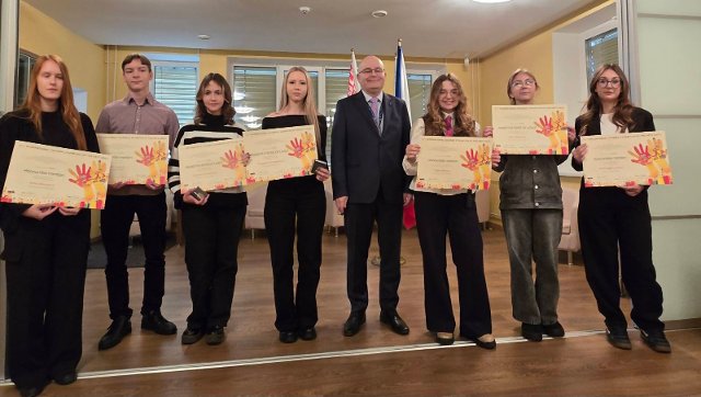 Вручение медалей и почетных грамот белорусским детям, награжденным на 52-й Международной детской выставке изобразительного искусства «Лидице 2024»