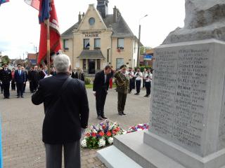 Vzdání pocty u Památníku padlým vojákům na náměstí v Neuville-Saint-Vaast.