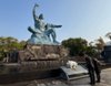 Velvyslanec uctil památku obětí svržení atomové bomby položením květin v Parku míru. / Ambassador honored the memory of the atomic bomb victims by laying flowers at the Peace Park. 