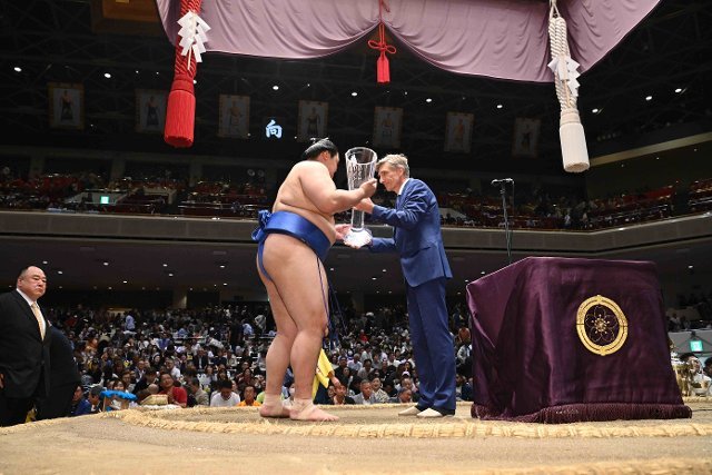 大の里関にチェコ友好杯を授与するクルチャル大使