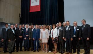 Gruppenfoto mit Organisatoren und Ehrengästen – in der Mitte die Präsidentin der OTH Weiden prof. Andrea Klug, die Gastgeberin des heurigen Wissenschaftstages