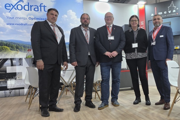 Generální ředitel Almeva Pavel Mareček (uprostřed), nalevo vedení řecké pobočky, napravo Jitka Chromcová z českého velvyslanectví a finanční ředitel Radek Boček