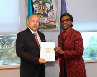Entrega de las copias de las cartas credenciales a la Viceministra de Relaciones Exteriores de la Mancomunidad de las Bahamas 
