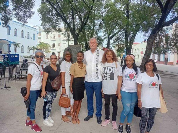 Na pietní akt se dostavilo i několik kubánských žen hrdě nosící jméno Lidice