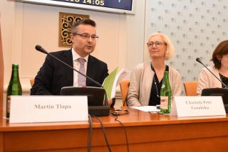 Náměstek ministra Martin Tlapa a předsedkyně Výboru pro rozvojovou pomoc OECD Charlotte Petri Gornitzka