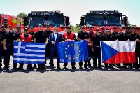 Skupinová fotografie zástupců českého a řeckého hasičského týmu