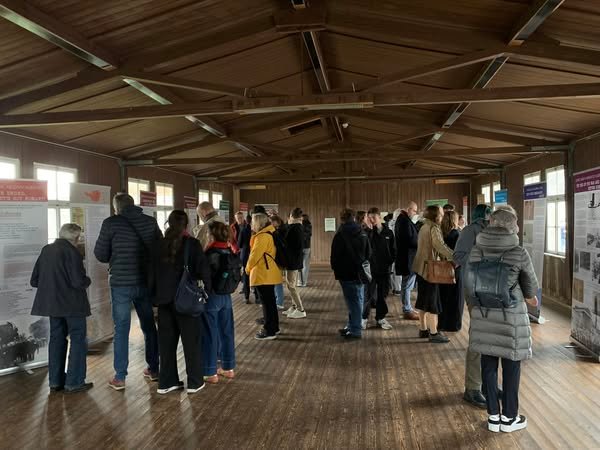 „Der Krieg ist vorbei. Niemals vergessen!“ – Ausstellung in Mauthausen würdigt Widerstand der Wiener Tschechen