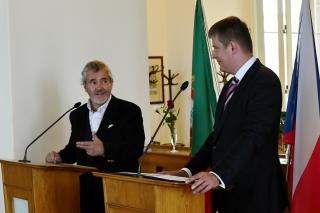 Ministr Petříček přijal skupinu Portugalců, kteří v roce 1989 podpořili sametovou revoluci 