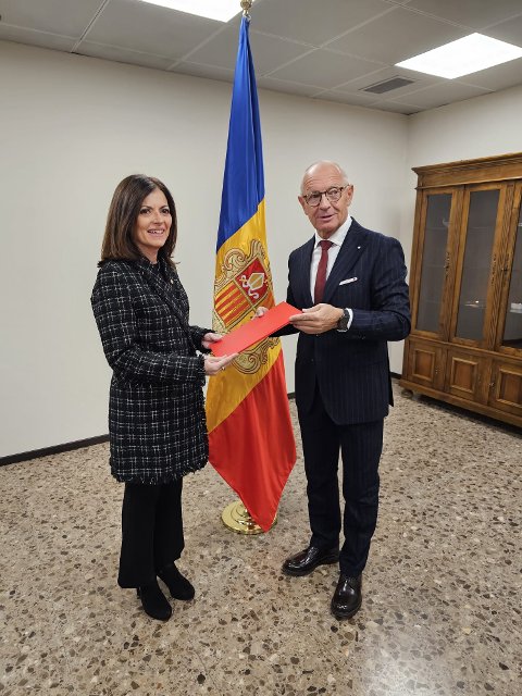 El embajador Sečka con la ministra de Asuntos Exteriores Tor Faus 