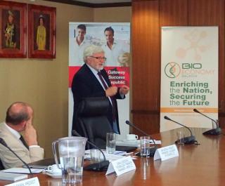 Profesor Pavel Martásek, ředitel Biotechnologického a biomedicínského centra Akademie věd a Univerzity Karlovy ve Vestci při prezentaci v Biotech Corporation, Kuala Lumpur
