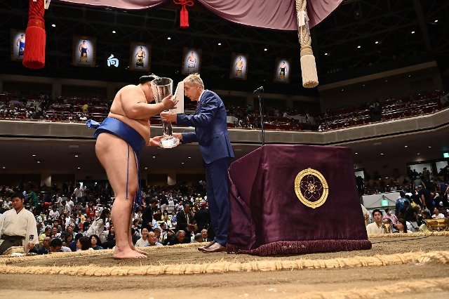 チェコ大使が大相撲秋場所の優勝力士にチェコ友好杯を授与