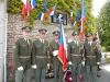 Unité d’honneur de l’Armée de la République tchèque devant la nouvelle plaque commémorative 