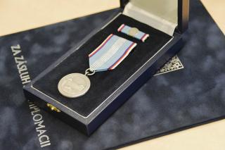 Ministr Petříček udělil medaile Za zásluhy o diplomacii