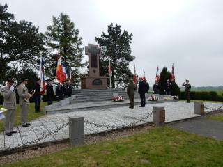                Devant le monument polonais. 