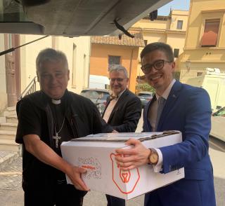 consegna del dono alimentare all'Elemosiniere Apostolico Card. Krajewski 