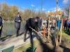 Slavnostní ceremonie na počest velvyslankyně Kateřiny Fialkové - zasazení sromu s pamětní deskou