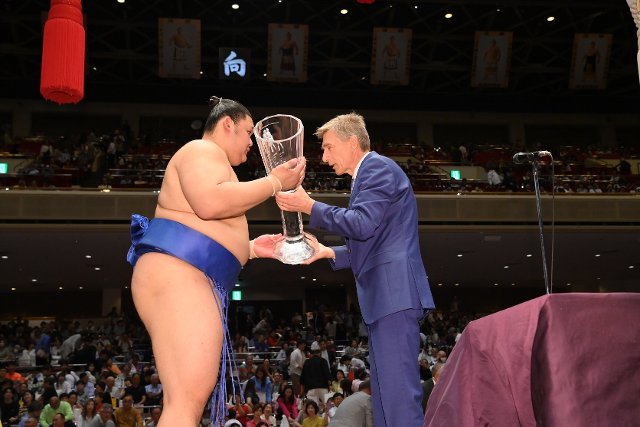 Velvyslanec předal český pohár vítězi květnového Grand Sumo Tournament v Tokiu