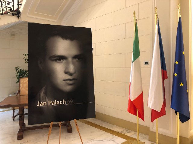 Commemorazione dell’autoimmolazione di Jan Palach presso il suo monumento a Roma