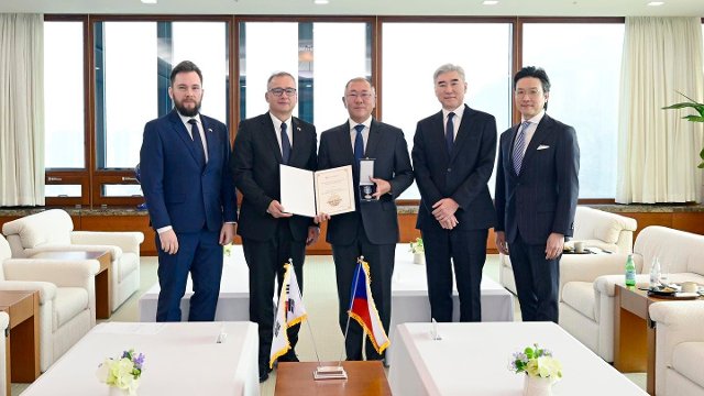 Velvyslanectví Česka v Soulu udělilo medaili za zásluhy o diplomacii 2024 výkonnému předsedovi skupiny Hyundai Motor Group