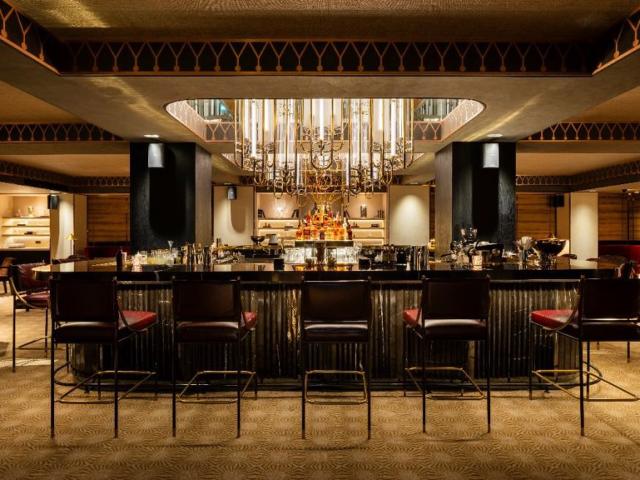 Jazz bar v hotelu St.Regis Jakarta 