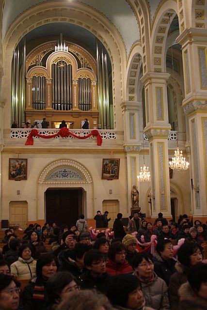 varhany kostel lidi