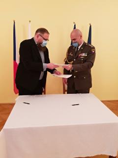 Z ceremonii podpisania umowy 