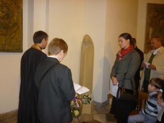 Preghiera alla statua di Sant'Agnese