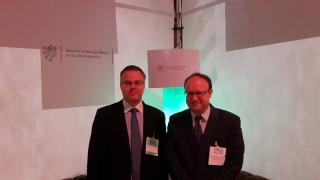 Tomáš Novotný, náměstek MPO (vpravo) a R. Holý, ZÚ HAAG, na stánku ČR uprostřed „Startup Garden“, Startup Fest Europe