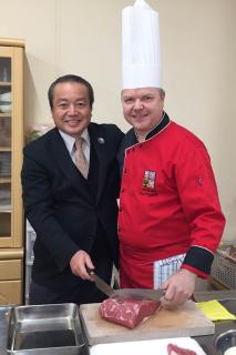 Pan Kusunose Kousaku, starosta města Susaki a pan Pavel Karpíšek, šéfkuchař Velvyslanectví ČR v Japonsku