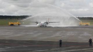 Den første flyvning fra Prag bliver hilst velkommen på Aarhus Lufthavn 