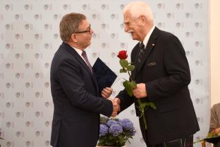 Paul Millar přebírá Cenu Gratias Agit za šíření dobrého jména ČR v zahraničí od ministra Lubomíra Zaorálka (foto: MZV ČR)